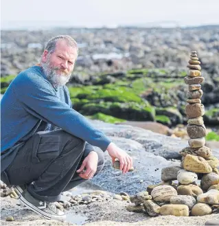  ?? ?? Land artist James Brunt on Scarboroug­h’s North Bay. Photo by Tony Bartholome­w