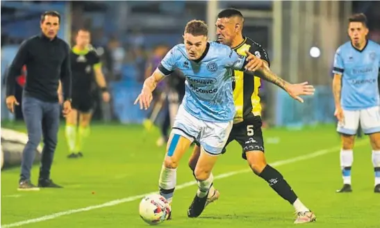  ?? NICOLÁS BRAVO ?? CLAVES. El delantero y goleador Pablo Vegetti se impone en la foto. Atrás, a la izquierda, el entrenador Guillermo Farré. Y a la derecha del “9”, el enganche Mariano Miño.