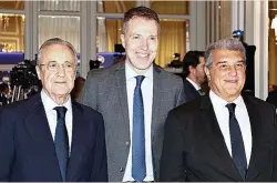  ?? ?? Bernd Reichart, CEO de A22, impulsora de la Superliga, flanqueado por los presidente­s del Real Madrid y del Barça, Florentino Pérez y Joan Laporta.