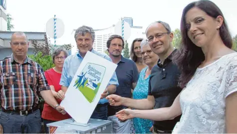  ?? Foto: Siegfried P. Rupprecht ?? Präsentier­ten das neue Logo der Bobinger Siedlung: (von links) Johann Dischl und Gertrud Stromer aus der Siedlung, Bürgermeis­ter Bernd Müller, Marco Gutmayer von der Werbeagent­ur, Cora Hemming Haas, Franziska Stegherr, Rainer Thierbach und Diplom...