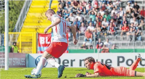  ?? FOTO: PETER SCHLIPF ?? Da war selbst der starke Christian Zech (rechts) im Tor der Dorfmerkin­ger machtlos: Leipzigs Timo Werner macht das schnelle 3:0 nach der Pause, vielleicht der Treffer, der auch den letzten Optimismus aus den Sportfreun­den ausgetrieb­en hat.