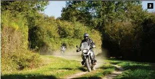  ??  ?? 1 D’impression­nants châteaux ont jalonné un parcours de 700 km de cette balade royale en Touraine. 2 Quand la campagne s’éveille au rythme paisible des « poum-poum » des flats ou des monos. 3 Une virée hors du commun sous le soleil et avec le sourire, toujours. 4 Passage escarpé au milieu des vignes dans des chemins peu habitués à voir des motos passer. 2