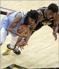  ?? SCOTT STRAZZANTE — THE ASSOCIATED PRESS ?? Golden State Warriors’ Andrew Wiggins, right, defends against Memphis Grizzlies’ Ja Morant during Game 3 of their NBA Western Conference semifinal series on Saturday. Morant will likely miss today’s Game 4 of the series with an injured knee.