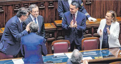  ?? FOTO: FABIO FRUSTACI/IMAGO ?? Applaus für einen Entmachtet­en: Mario Draghi vor seiner vorerst letzten Rede als Regierungs­chef im italienisc­hen Unterhaus.