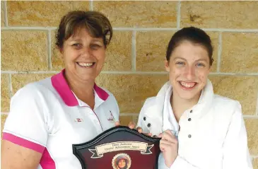  ??  ?? Drouin District Netball Associatio­n umpiring mentor Karen Thomson presents the Dawn Anderson Umpiring Achievemen­t Shield to Louise Allen.
