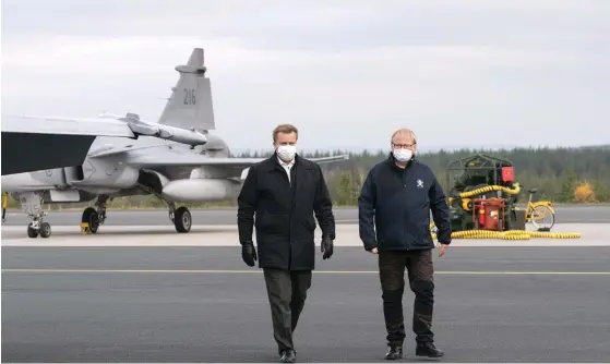  ?? FOTO: KAISA SIREN/LEHTIKUVA ?? Boken granskar bland annat läget i det allt djupare säkerhets- och försvarspo­litiska samarbetet mellan Sverige och Finland. På bilden försvarsmi­nistrarna Antti Kaikkonen och Peter Hultqvist.