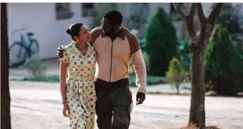  ?? FOTO: ARD ?? Die gemeinsame Zeit ist kurz: Nelson Mandela (Idris Elba) und seine Frau Winnie (Naomie Harris) ahnen noch nicht, dass ihre Beziehung auf eine harte Probe gestellt wird.