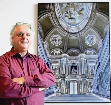  ?? Foto: Martina Diemand ?? Der Fotograf Dieter Rehm vor einer seiner digital bearbeitet­en Aufnahmen (Palast von Caserta), die er gegenwärti­g im Ottobeurer Kunerth Museum zeigt.