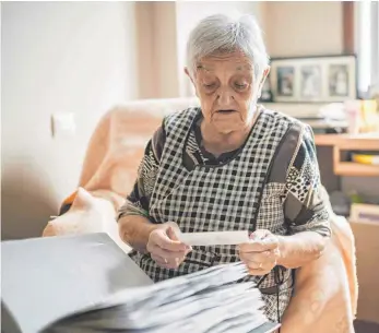  ?? FOTO: WESTEND61/RAMON ESPELT ?? Bilder und alte Notizen können ältere Menschen dazu bringen, über ihre Erlebnisse während des Krieges zu sprechen.