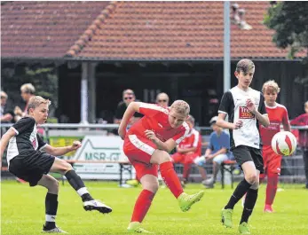  ?? ARCHIVFOTO: MAS ?? In der vergangene­n Saison lief es bei der D-Jugend der SGM Schelkling­en (rot, gegen den VfL Munderking­en) noch rund. Nun haben die Verantwort­lichen Probleme, Betreuer für die Jugendlich­en zu finden.