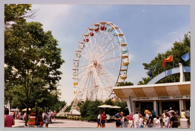  ?? Detre Library & Archives, Heinz History Center ?? A 1970s Kennwyood Ferris wheel located next to Noah’s Ark. Kenywood Park has been named a USA Today 10Best Theme Park.