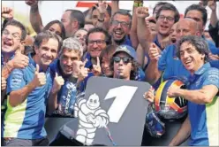  ??  ?? ALEGRÍA. Rins celebra con su equipo su triunfo en Silverston­e.