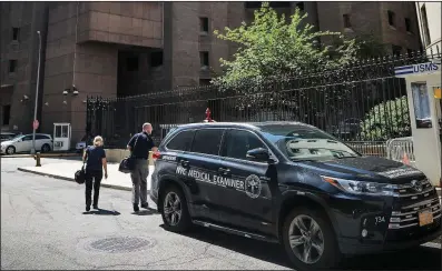  ?? AP/BEBETO MATTHEWS ?? Workers from the New York City medical examiner’s office prepare to enter the Manhattan Correction­al Center, where financier Jeffrey Epstein died Saturday.