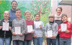  ?? FOTO: GERLACH ?? Urkunden und Beifall gab es jetzt für die Bestplatzi­erten der Schulverbu­nds Breyell/Schaag beim Mathematik­wettbewerb Kängeru.