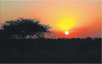  ?? CHRISTINA JONAS ?? Sunsets are spectacula­r on the Serengeti, but also result in a temperatur­e drop of 12 or so degrees, to around 14 C.