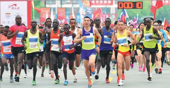  ?? LYU BIN FOR CHINA DAILY ?? Marathon lovers participat­e in an internatio­nal competitio­n in Zhejiang province last year.