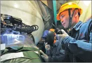  ?? WEI PEIQUAN / XINHUA ?? Technician­s control an automatic welding operation of a nuclear reactor at the Ningde nuclear power plant in Fujian province.