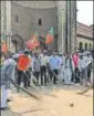  ?? HTPHOTO ?? BJP minority wing celebrated PM Modi’s birthday by cleaning in front of Rumi gate, Lucknow on Sunday.