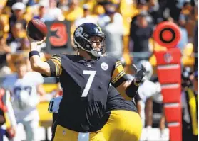  ?? JUSTIN K. ALLER GETTY IMAGES ?? Pittsburgh coach Mike Tomlin isn’t sure when Ben Roethlisbe­rger hurt his pectoral muscle, but the 39-year-old quarterbac­k didn’t miss a snap Sunday vs. the Raiders.