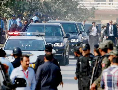  ?? AP ?? A convoy carrying former prime minister Nawaz Sharif arrives at the accountabi­lity court in Islamabad on Monday. —