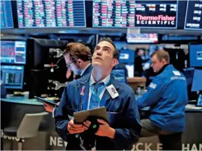  ?? ?? Traders work on the floor of New York Stock Exchange.