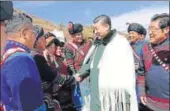  ?? COURTESY: XINHUA ?? Chinese President Xi meets with Yi ethnic group