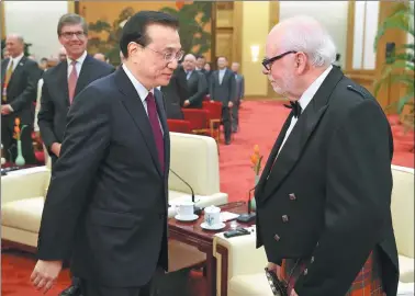  ?? WU ZHIYI / CHINA DAILY ?? Premier Li Keqiang meets with Scottish-American chemist Sir James Fraser Stoddart, winner of the 2016 Nobel Prize in chemistry, in the Great Hall of the People in Beijing on Friday.