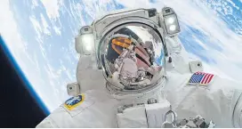  ??  ?? Ein Außenborde­insatz ist eine besondere Art Abenteuer. Von derlei Erfahrunge­n berichten Astronaute­n heute in heimischen Schulen.