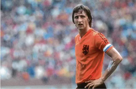  ?? Foto: Imago ?? Johan Cruyff prägte den Fußball sowohl als Spieler wie auch als Trainer. Er führte als kickender Akteur Ajax Amsterdam zu ungeahnten Höhen. Als Coach gewann er mit dem FC Barcelona erstmals die Champions League. Seine Landsleute hingegen sind von...