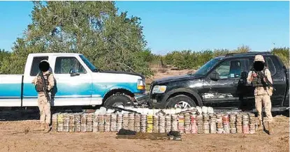  ?? ESPECIAL ?? Militares tras el hallazgo de dos vehículos abandonado­s en Ensenada.