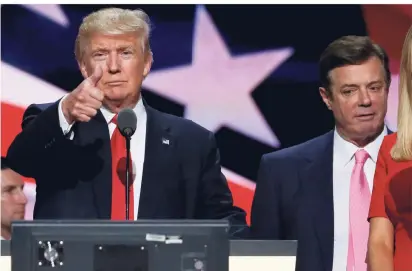  ?? FOTO: REUTERS ?? Juli 2016: Als Kandidat der Republikan­er wird Donald Trump (l.) stets von seinem Wahlkampfm­anager Paul Manafort begleitet.