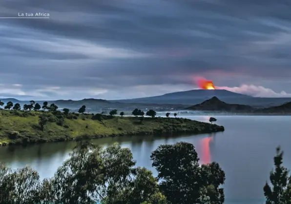  ??  ?? Il Lago Kivu con i vulcani attivi Nyiragongo e Nyamuragir­a in eruzione. I monti Virunga sono costituiti da una catena di vulcani.