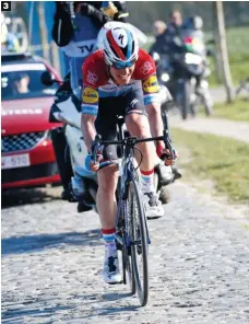  ??  ?? 3 Desgaste decisivo.
La persecució­n de un rodador del calibre de Jungels agotó a los rivales de Stybar de cara al sprint.