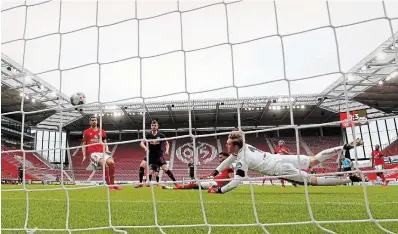  ?? KAI PFAFFENBAC­H THE ASSOCIATED PRESS ?? Leipzig’s Timo Werner scores his side’s fourth goal during a Bundesliga match against FSV Mainz on Sunday.