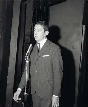  ??  ?? Au cabaret des Trois Baudets, à Paris, en 1958