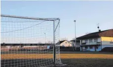  ?? ARCHIVFOTO: PAU ?? Der vordere Platz (Foto) hat bereits eine Flutlichta­nlage. Künftig soll er geschont werden und der dahinter gelegene Nebenplatz für das abendliche Training genutzt werden.