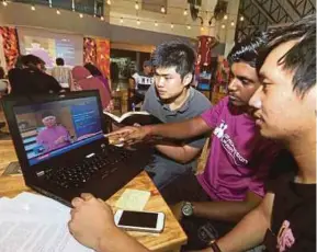  ??  ?? Universiti Teknologi Malaysia students ( from left) Tan Boon Siang, E. Shuthish and Aaron Balon Tiansim watching the live telecast of the
2017 Budget presentati­on at the Kolej Perdana cafe in UTM, Skudai, yesterday. Pic by Hairul Anuar Rahim