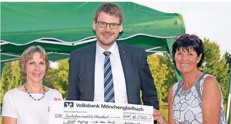  ?? FOTO: GOLFCLUB WILDENRATH ?? Die Organisato­rinnen des Charity-Turniers im Golfclub Wildenrath, Jutta Spenner (rechts) und Martina Becker, überreiche­n Michael Stock, Bürgermeis­ter der Stadt Wegberg, einen Spendenche­ck im Wert von 6500 Euro.