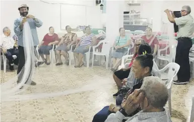  ?? Fotos / suminsitra­das ?? Fernando Silva Caraballo, del Instituto de Ciencias para la Conservaci­ón de Puerto Rico, explica cómo hacer un mosquitero a miembros de la Iglesia Hermanos Unidos en Cristo, en Humacao.