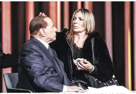  ??  ?? Letzte Korrekture­n vor einem TV-Auftritt: Silvio Berlusconi ist in die politische Arena zurückgeke­hrt und zieht mit über 80 die Fäden