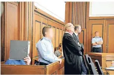  ?? FOTO: HANS-PETER REICHARTZ ?? Im September standen Bens Eltern (im Bild mit ihren Anwälten Henning Hußmann und Ingo Herbort) vor Gericht.