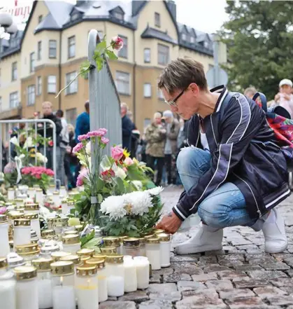  ?? Photo: Xinhua/Zhang Xuan ?? A woman places a bouquet to commemorat­e the victims of Friday’s stabbings at the Turku Market Square, Finland, on August 19, 2017.