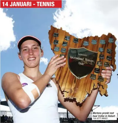  ?? Foto GETTY IMAGES ?? Mertens pronkt met haar trofee in Hobart.14 JANUARI - TENNIS