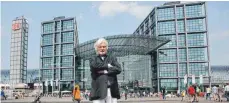  ?? FOTO: PILICK/DPA ?? Meinhard von Gerkan steht vor „seinem“Hauptbahnh­of in Berlin.