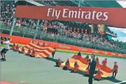  ??  ?? CEREMONIA. Sonó el himno catalán y el español en la previa del GP.