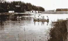  ?? Repro: Johann Weber ?? Das Friedenaub­ad in den 30er Jahren: Im Boot der Zweite von links ist vermutlich Eduard Ettensberg­er, der das Becken eigenhändi­g ausgrub.