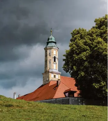  ?? Foto: Matthias Balk, dpa ?? Wieder steht ein Konvent in Bayern vor der Schließung: Das Kloster Reutberg bei Sachsenkam. Zu wenig Nonnen leben noch dort. Allerdings gibt es massiven Bürgerprot­est gegen die Auflösung.