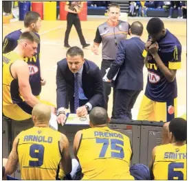  ?? (Photos Frank Muller et DR/J.-P. Carlier) ?? Les marins jaunes feront corps autour de Manu Schmitt jusqu’au bout. La meilleure des preuves resterait de renouer avec la victoire ce soir lors de la venue des Portelois.