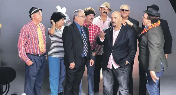  ?? ?? Nicolás Díaz “Margaro” junto al elenco de la comedia “La Escuelota”, cuando regresaron al Teatro Nacional en 2019. LD