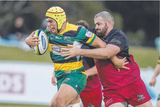  ?? Picture: JERAD WILLIAMS ?? Surfers Paradise player Aaron Enoka attempts to shrug off the tackle of Knights second-rower Kerrod Martorella.